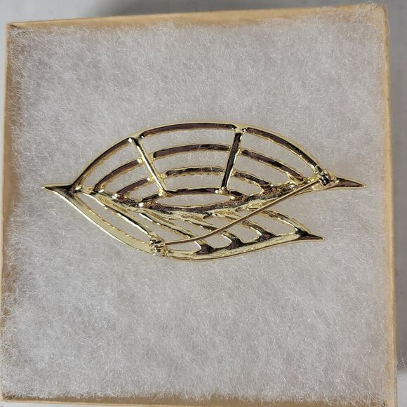 Gold Tone Leaves Classic Openwork Retro Feminine Floral Brooch - Picture 2 of 3
